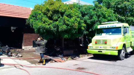 Incendio de casa: Un bombero terminó en el hospital
