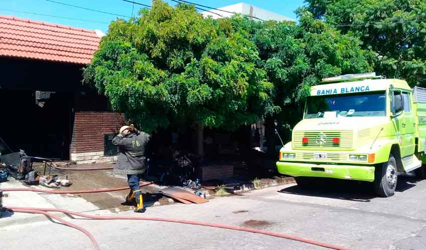 Incendio de casa: Un bombero terminó en el hospital