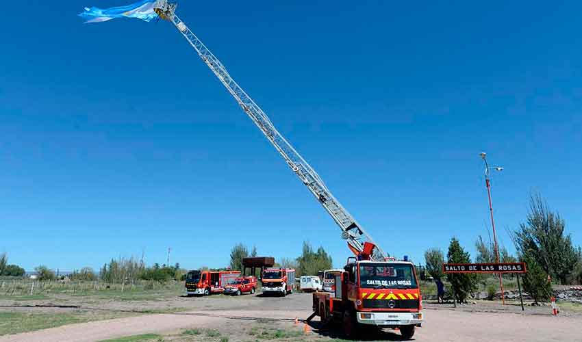 Bomberos de Luján donaron un camión escalera a Salto de las Rosas