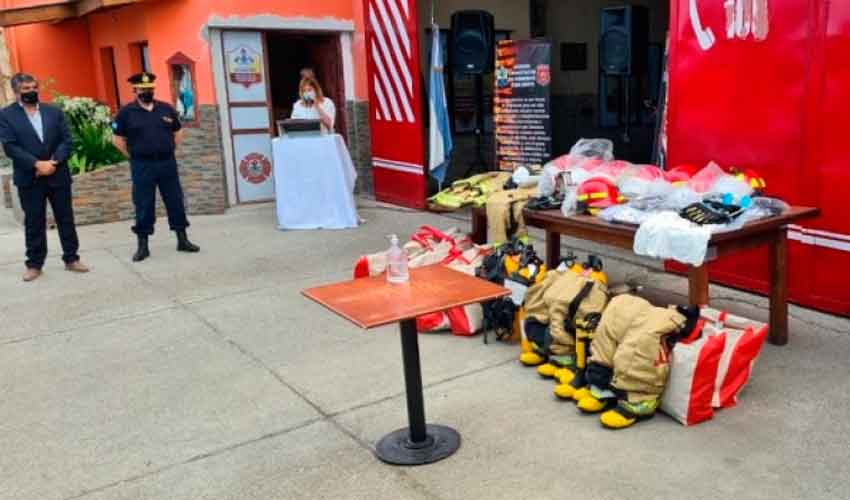 Entregan equipamiento a Bomberos de la Policía de Santa Cruz