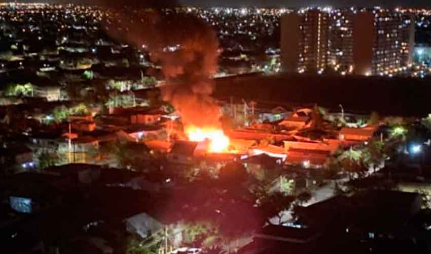 2 bomberos y un civil lesionados tras incendio a inmuebles
