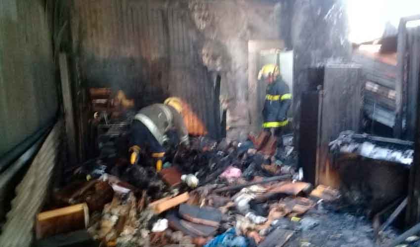 Incendio de casa: Un bombero terminó en el hospital