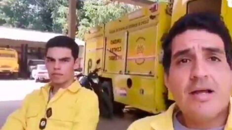 Bombero recibe ofertas laborales tras ser despedido por acudir a un incendio