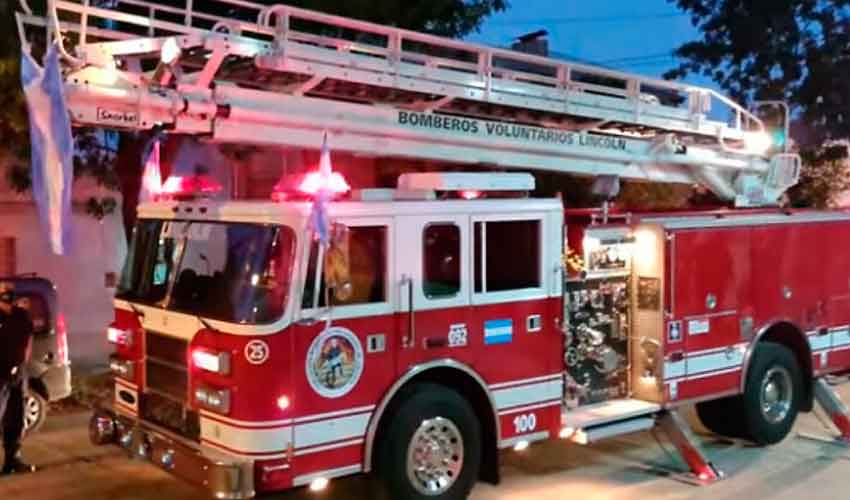 Bomberos de Lincoln presentaron su nuevo autobomba escalera