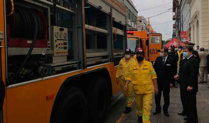 Bomberos reciben dos vehículos donados por Taiwán