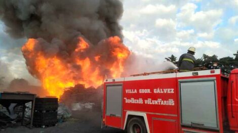 Gran incendio en el Parque Industrial de Alvear