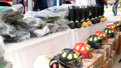 Bomberos de La Paz reciben equipamiento