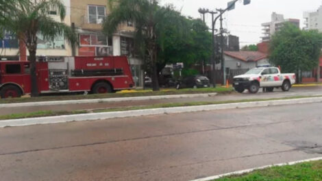 Un camión de bomberos se dirigía a un incendio y chocó contra un auto