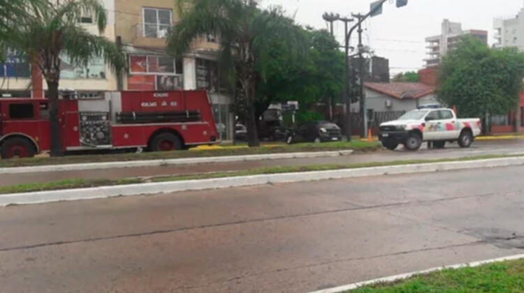 Un camión de bomberos se dirigía a un incendio y chocó contra un auto