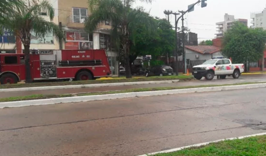 Un camión de bomberos se dirigía a un incendio y chocó contra un auto