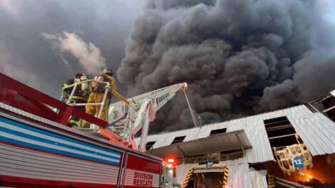 400 bomberos combatieron incendio en zona industrial