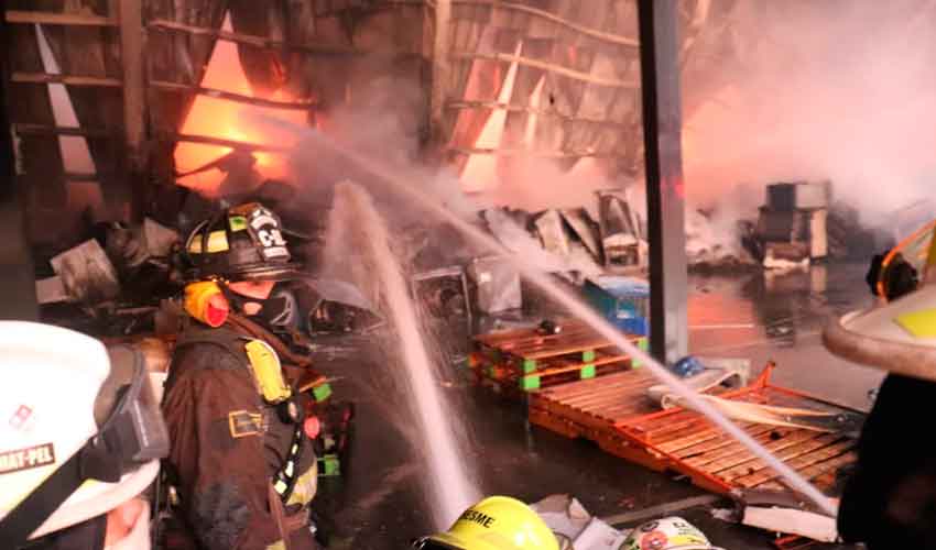 400 bomberos combatieron incendio en zona industrial