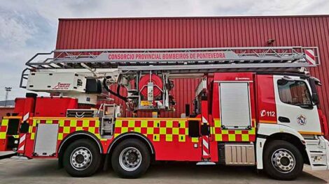 Bomberos de Porriño cuentan con un nuevo camión de extinción en altura