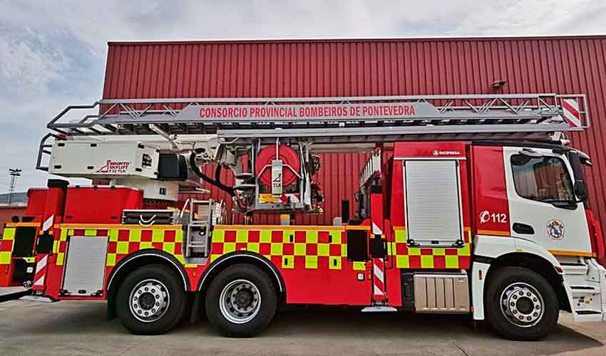 Bomberos de Porriño cuentan con un nuevo camión de extinción en altura