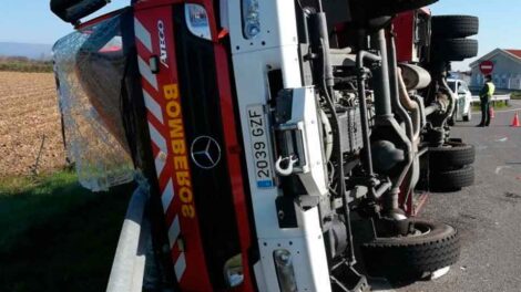 Un camión de bomberos sufre un accidente