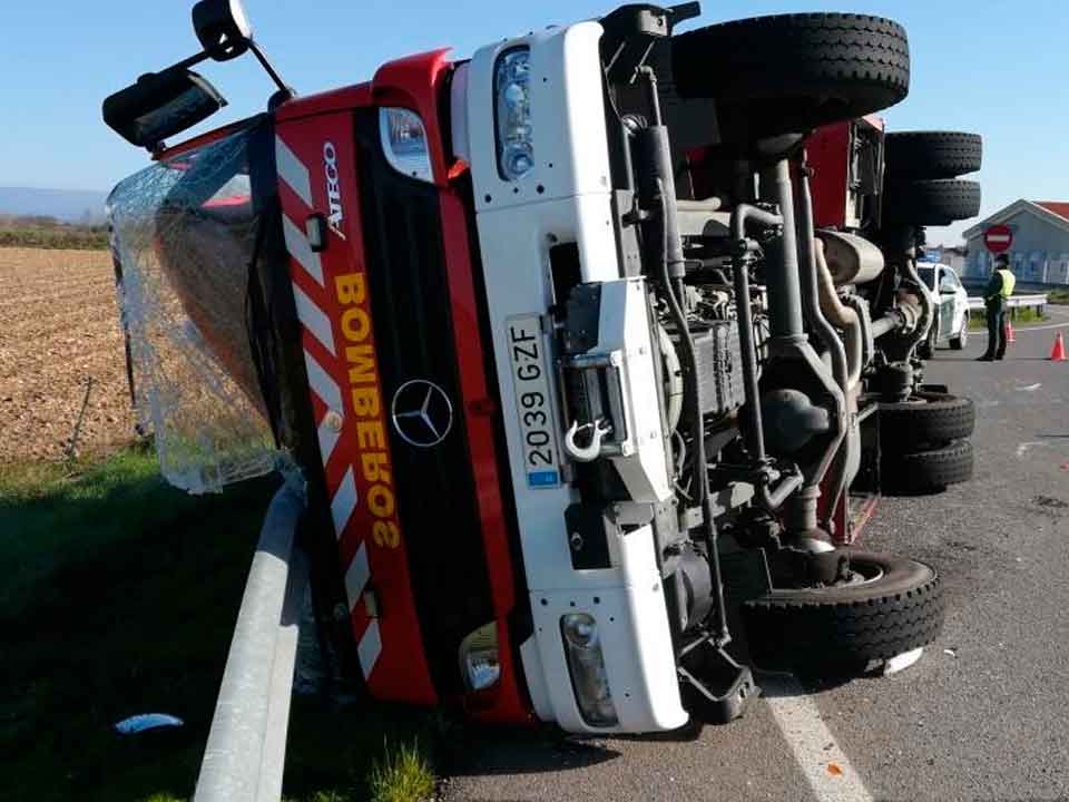 Un camión de bomberos sufre un accidente