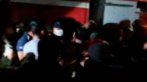 Reciben con golpes a bomberos que iban a mitigar incendio