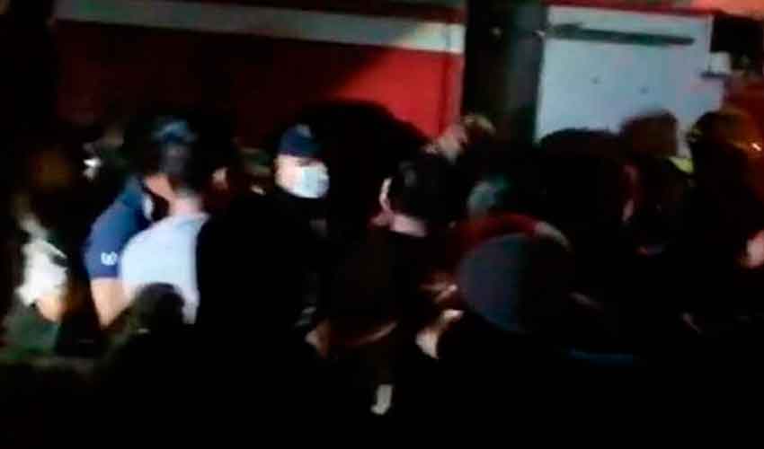 Reciben con golpes a bomberos que iban a mitigar incendio