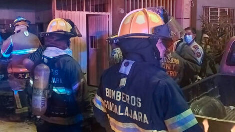 Bomberos de Guadalajara rescata a 20 personas de incendio