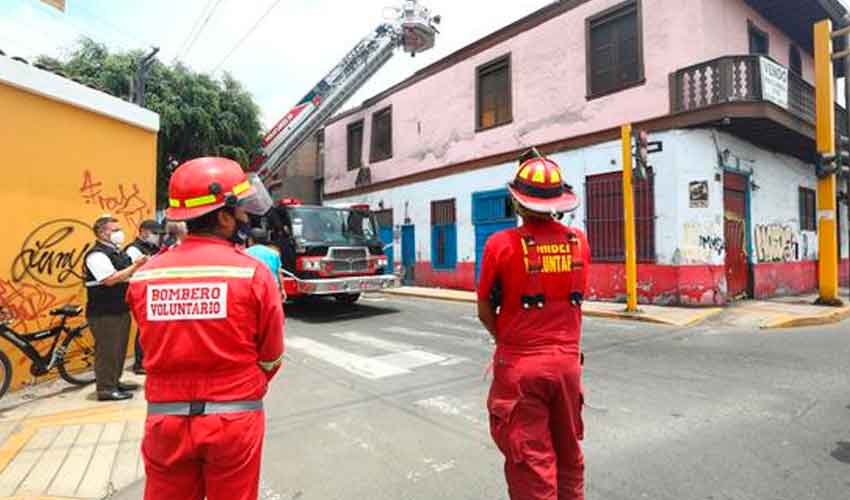 Bomberos serán inmunizados tras culminar con policías y militares