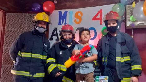 Festejó su cumpleaños con Bomberos de La Policía