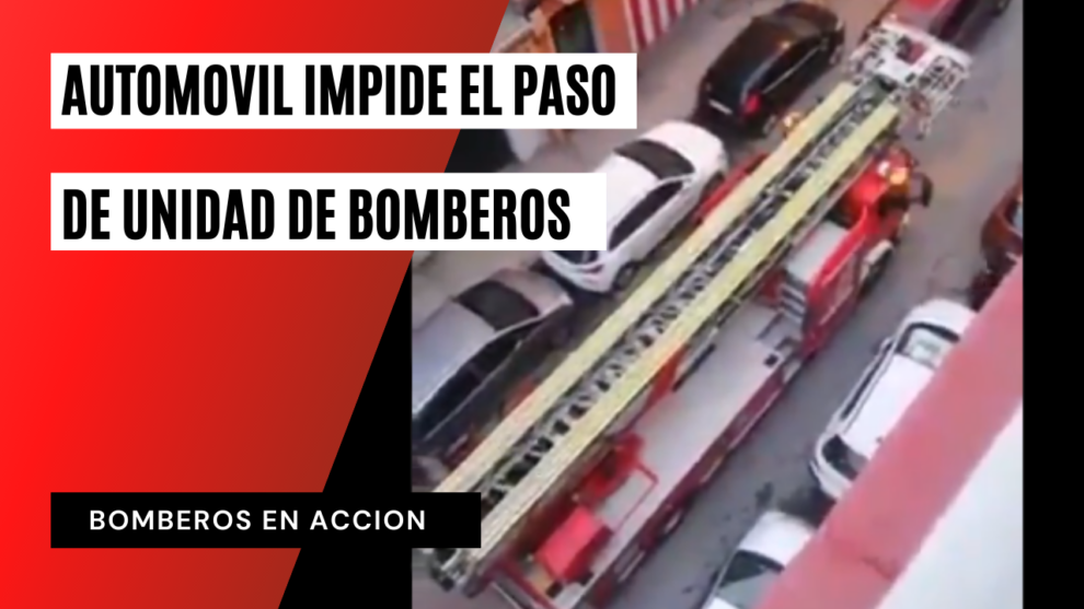 (España) Un coche en doble fila impide pasar a un camión de bomberos en La Nucía para acudir a sofocar un incendio.