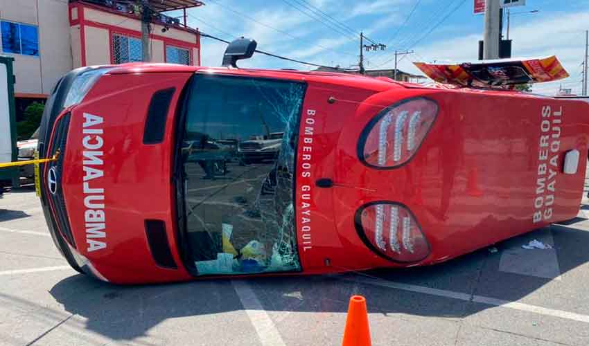 Vuelca una ambulancia del Cuerpo de Bomberos de Guayaquil