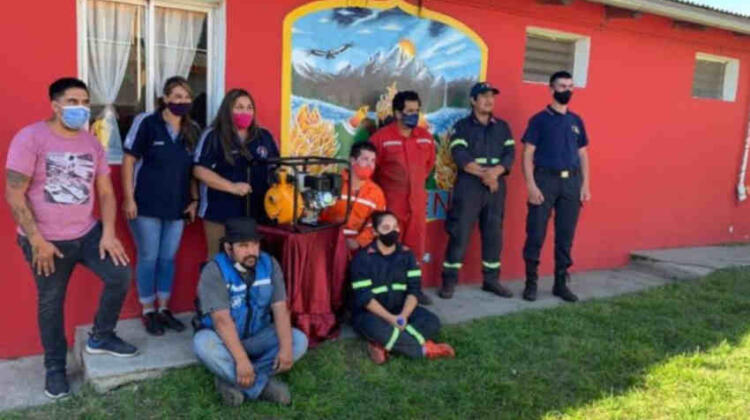 Fundación donó motobombas a bomberos