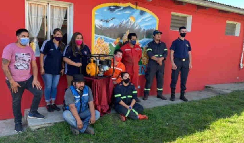 Fundación donó motobombas a bomberos