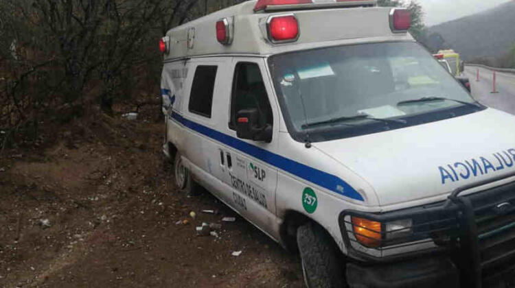 Ambulancia y bomberos sufren accidente al atender emergencia