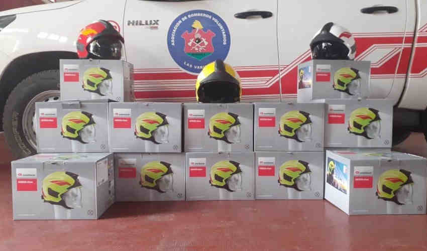Bomberos Voluntarios de Las Varillas con nuevos cascos