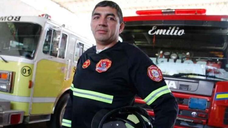 Es persona de riesgo y sigue trabajando de bombero voluntario
