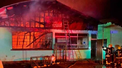 Incendiaron una escuela: bomberos fueron recibidos a balazos