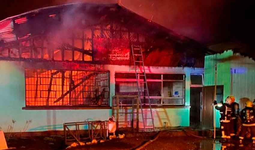 Incendiaron una escuela: bomberos fueron recibidos a balazos