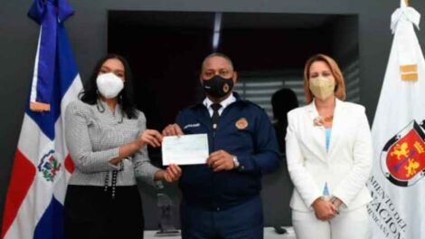 Realizan donación al Cuerpo de Bomberos del Distrito Nacional
