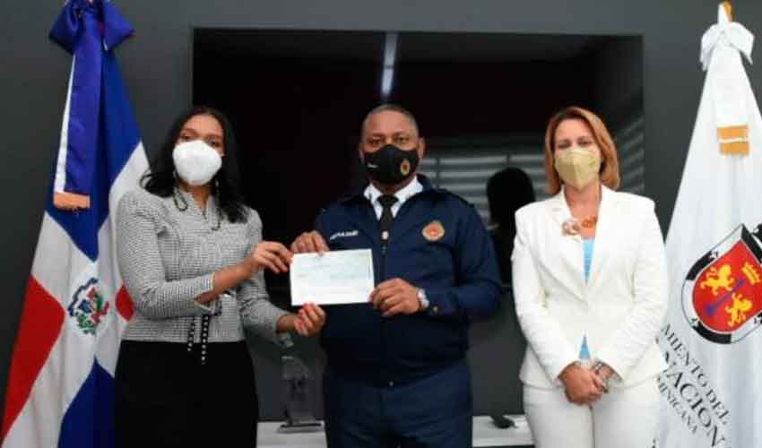 Realizan donación al Cuerpo de Bomberos del Distrito Nacional