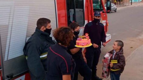 Bomberos de Cutral Co le festejaron el cumple a Leandro