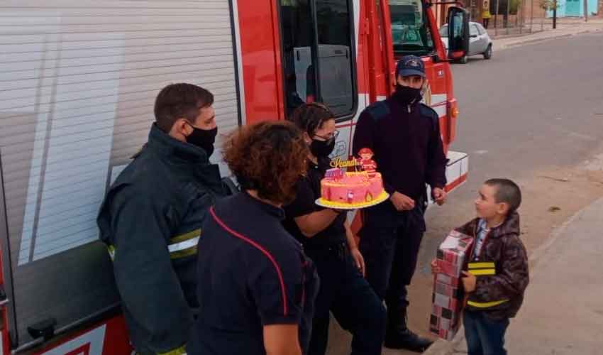 Bomberos de Cutral Co le festejaron el cumple a Leandro