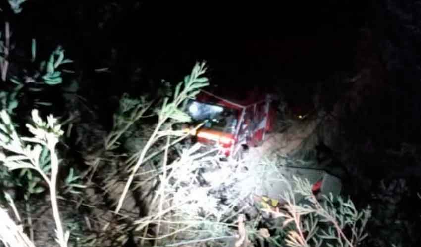 Un carro de Bomberos volcó y cayó en una Quebrada