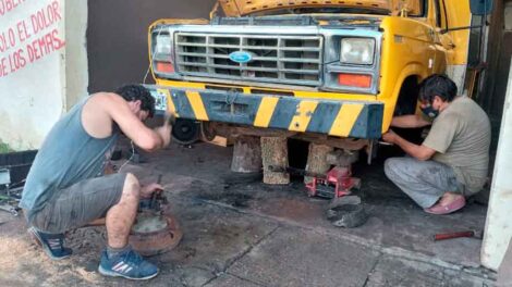 Con los dos autobombas fuera de servicio y sin fondos para repararlos