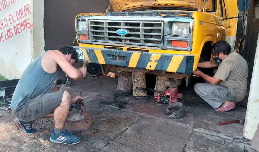 Con los dos autobombas fuera de servicio y sin fondos para repararlos