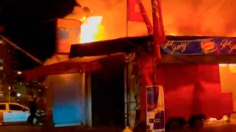 Dos bomberos lesionados en incendio que consumió un local comercial