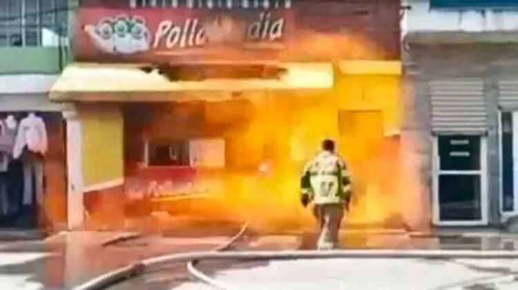 Video: Explosión sorprende a bomberos que apagaban incendio