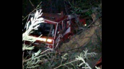 Un carro de Bomberos volcó y cayó en una Quebrada