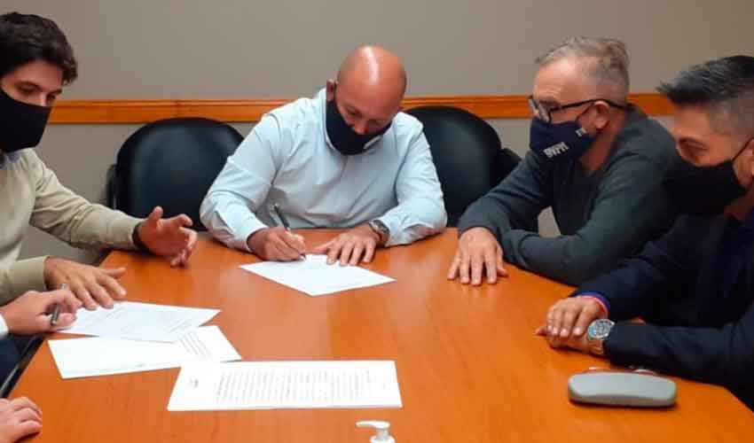 Bomberos de Madryn firmó la escritura del dominio de su Cuartel