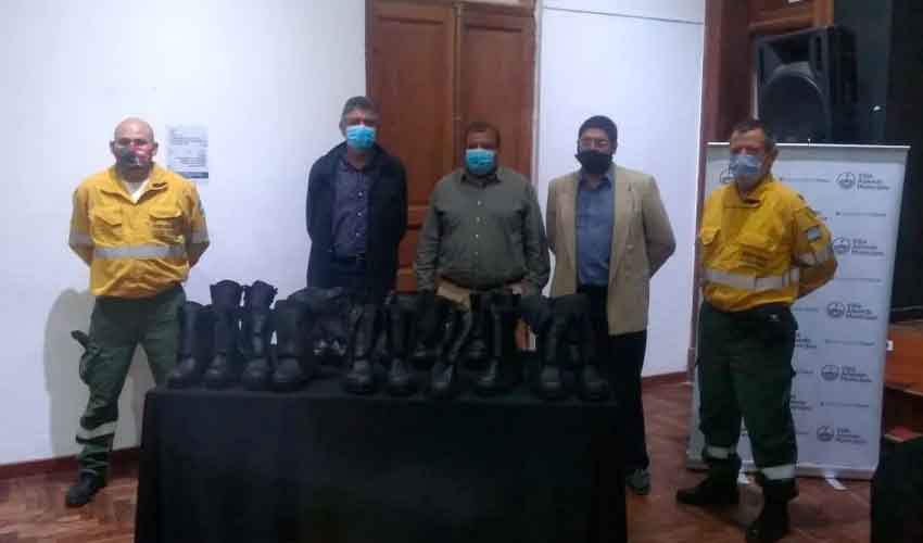 Bomberos recibieron equipos comprados gracias a Festival Solidario