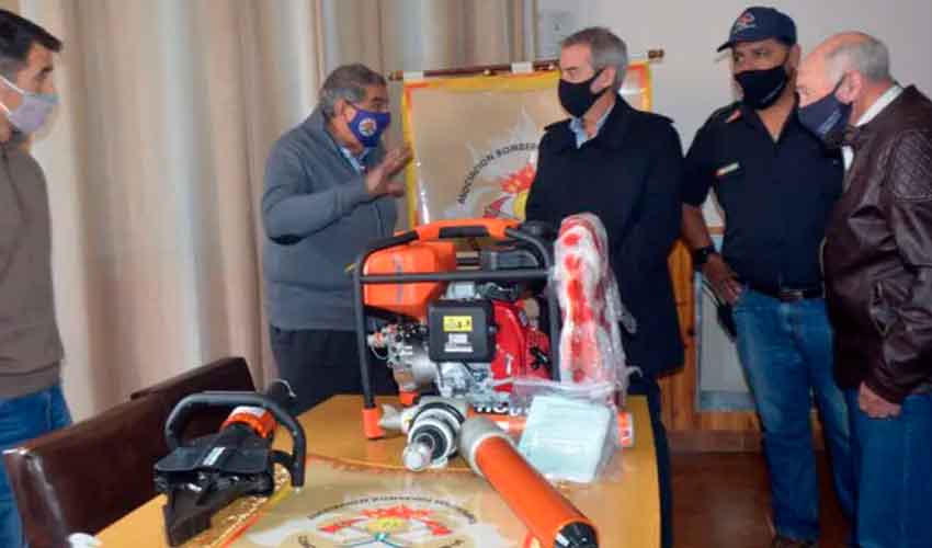 Donan equipamiento a los Bomberos de Comodoro Rivadavia