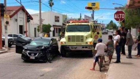 Choque entre camión de bomberos y un auto
