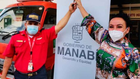 Entregan al Cuerpo de Bomberos de Portoviejo un carrobomba