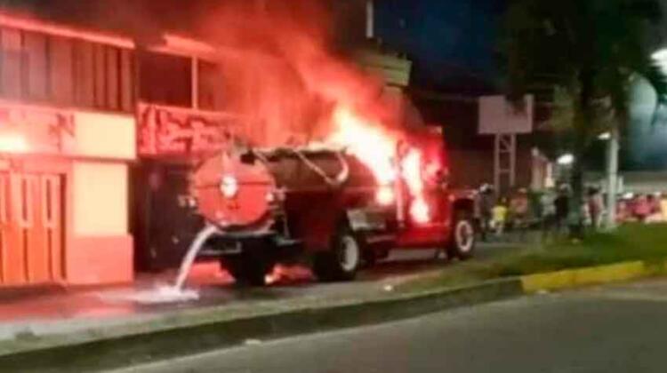 Queman uno de los carrotanques de bomberos en Cartago